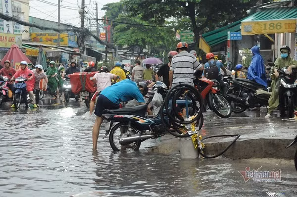 Nguoi Sai Gon nga nhao tren duong ngap lut, giao thong roi loan-Hinh-9