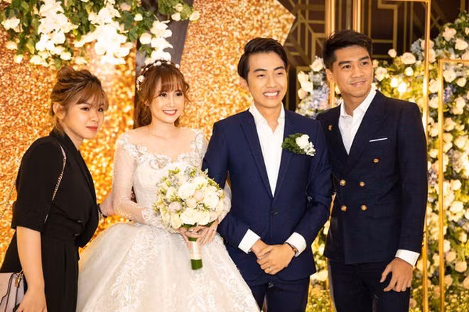 Tuy nhiên, hiện tại chàng streamer đình đám vẫn chưa có dấu hiệu nào sẽ tiến tới kết hôn với bạn gái khiến không ít fan mong ngóng.