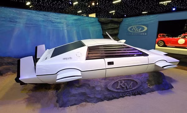 Là ông chủ của công ty sản xuất xe hơi Telsa, không có gì quá bất ngờ khi Elon Musk dành tâm sức và tiền bạc cho loại phương tiện này. Tuy nhiên sở thích của vị tỷ phú công nghệ này có vẻ hơi ''dị''.