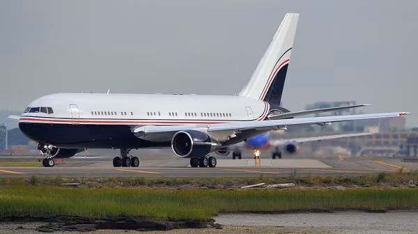 Năm 2005, hai nhà sáng lập của Google này cùng mua một chiếc máy bay Boeing 767-200 với nội thất siêu sang trọng để làm phương tiện công tác cá nhân. Ai cũng sốc trước thú vui xa xỉ đến ''điên rồ'' của các vị tỷ phú.