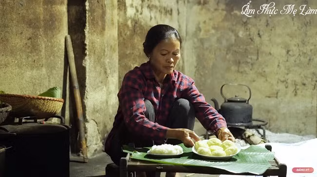 Bà mẹ 55 tuổi luôn là nhân vật chính trong các video, với ngoại hình lam lũ khác hẳn những YouTuber đình đám khác trong lĩnh vực ẩm thực.
