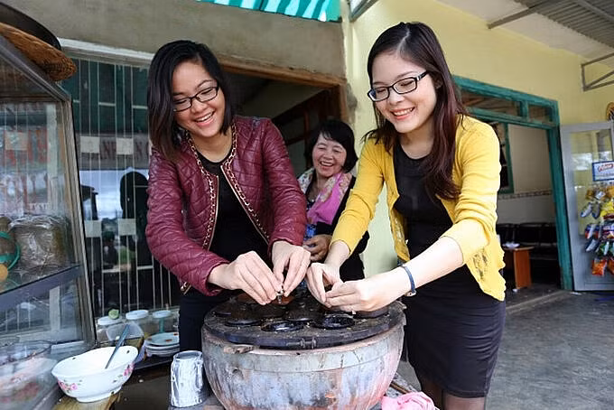 Cô nàng không chỉ đơn thuần hướng dẫn cách làm các món ăn mang đậm dấu ấn ẩm thực Việt Nam, mà còn cố gắng truyền tải về lịch sử và văn hóa nước nhà thông qua các video của mình.