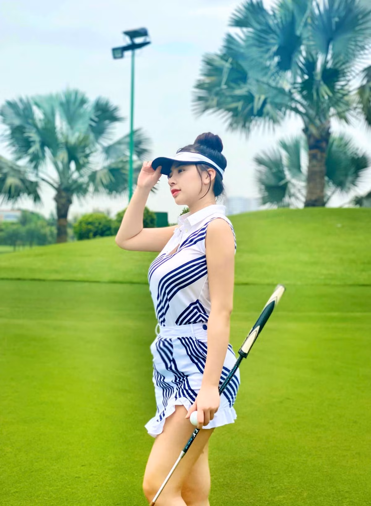 Từng ”nổi như cồn” nhờ loạt hình ảnh khoe body chuẩn chỉnh tại phòng tập gym, hot girl Phương Bora còn “đốt mắt” dân tình với những khoảnh khắc quyến rũ trên sân golf.