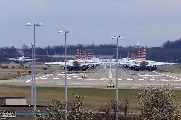 Một số sân bay ở Mỹ, như sân bay Pittsburgh, phải đóng cửa đường băng do có quá ít chuyến bay được phép hoạt động.