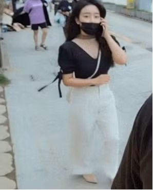 Nhiều người còn cho rằng chính nhờ chiều cao một mét bẻ đôi này của cô nàng lại càng khiến cho họ thêm phần yêu thích.