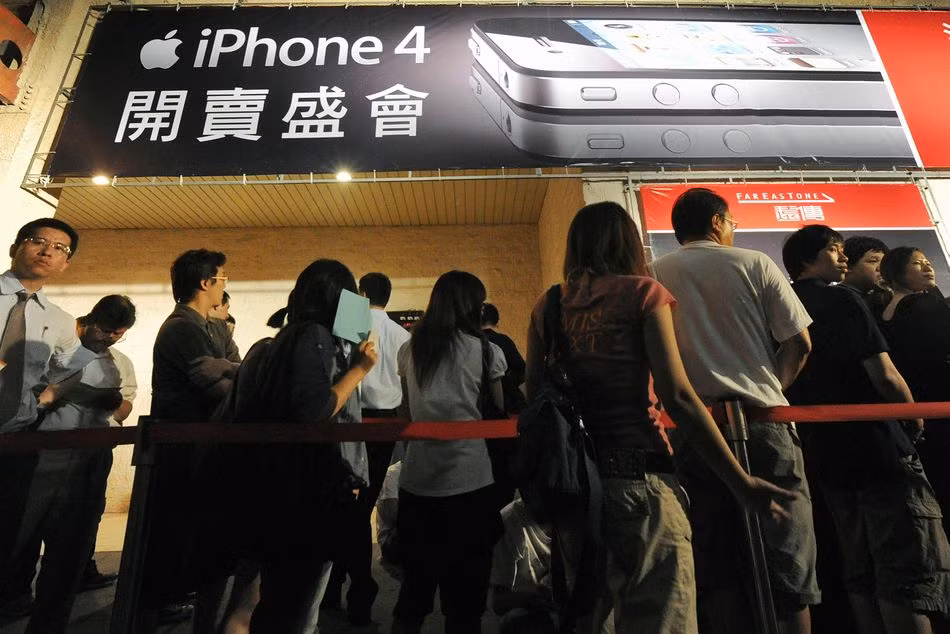 Cảnh xếp hàng mua iPhone 4 đầu tiên tại Apple Store Hong Kong. Thời điểm ra đời, đây là chiếc Smartphone có thiết kế đẹp nhất và cho tới nay iPhone 4 vẫn được đánh giá là một trong những chiếc iPhone có thiết kế đẹp nhất trong lịch sử của Apple.
