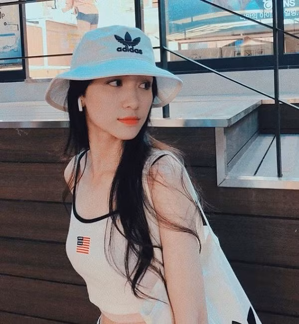 Ngoài smartphone, giọng ca “Rời bỏ” còn mê tít các phụ kiện công nghệ khác của hãng này, như tai nghe không dây Airpods bản 2018 thiết kế nhỏ gọn, tiện dụng mà cô nàng có thể đem theo trong mọi chuyến lưu diễn, công tác hay du lịch. Ảnh: FBNV
