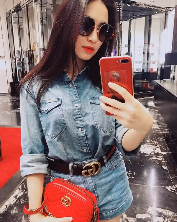 Chiếc điện thoại này cũng theo cô đến mọi “cuộc chơi” trong thời gian dài, đủ thấy Hòa Minzy mê iPhone đến thế nào. Ảnh: Instagram NV