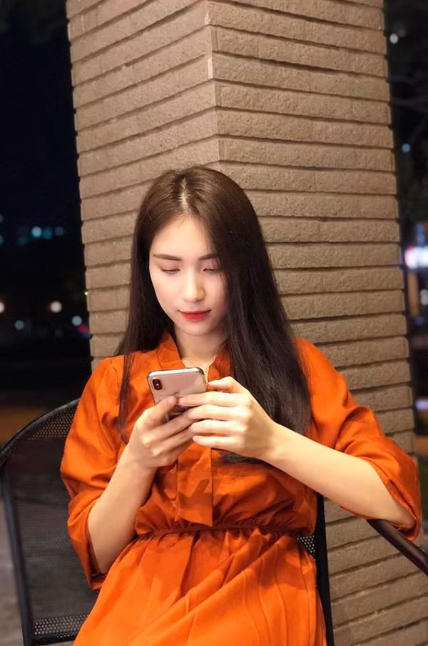 Qua hình ảnh Hòa Minzy thường xuyên chia sẻ trên trang cá nhân, người hâm mộ đã nhanh chóng phát hiện thói quen sử dụng đồ công nghệ của nữ ca sĩ. Cô được cho là khá ưa chuộng sản phẩm của Apple. Ảnh: FBNV
