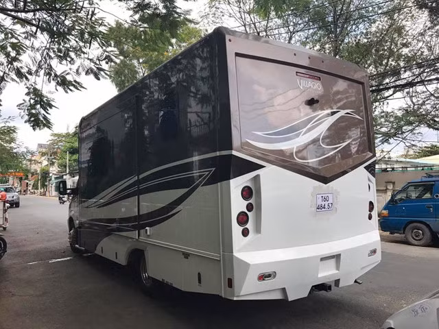 Kích thước mới của xe là dài tổng thể 7.620 mm, cao 3.327 mm. Sức mạnh của chiếc Renegade 25QRS Villagio Class B đến từ động cơ diesel V6, tăng áp, dung tích 3.0 lít. Động cơ này kết hợp với hộp số tự động 5 cấp. Tải trọng cho phép của xe là 1.587 kg. Tại thị trường Mỹ, phiên bản 2015 của Renegade 25QRS Villagio Class B có giá khởi điểm 137.239 USD, tương đương 3,06 tỷ đồng.