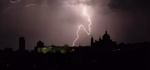 Sét đánh trên bầu trời Madrid, Tây Ban Nha. Vì sao liên tục xảy ra sét đánh chết người? | VTC Now