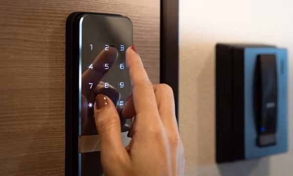 Khóa cửa thông minh là thiết bị tiện lợi và quen thuộc với nhiều gia đình. Người dùng có thể kết nối với trợ lý ảo để sử dụng tính năng thông báo người đang đợi ở cửa và cho phép chủ nhà nói chuyện với họ.