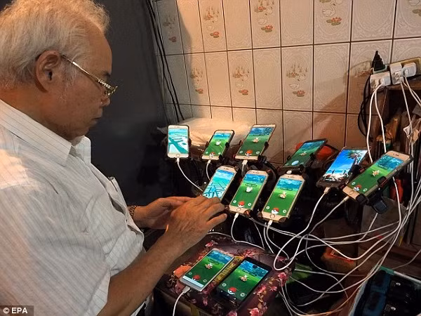 Chúng được kết nối với bộ sạc dự phòng đặt phía trước xe. Thỉnh thoảng ông quay trở về nhà hoặc dừng chân ở đâu đó để sạc toàn bộ điện thoại của mình trong trường hợp những bộ sạc dự phòng hết pin.