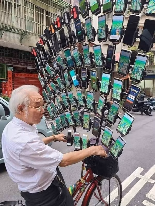 Hiện tại, cơn sốt Pokemon Go trên toàn cầu đã hạ nhiệt, nhưng tình yêu của ông lão game thủ người Đài Loan vẫn không hề suy giảm. Ông ngày càng nhiều smartphone hơn, nâng cấp dàn smartphone của mình lên 64 chiếc để chơi Pokemon Go.
