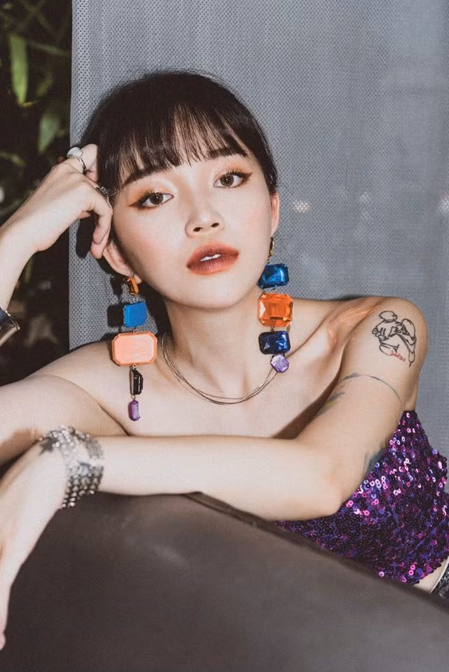 Không coi đây là chuyện tế nhị, nữ streamer thẳng thắn trả lời mình từng quen con gái, có tình cảm với cả hai giới thậm chí còn từng thích một anh chàng là gay.