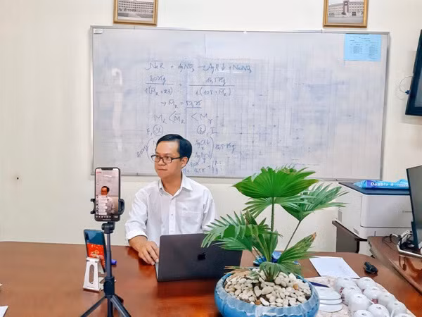Sự cố đầu tiên là với chính những thiết bị công nghệ hỗ trợ học online như máy quay phim, điện thoại, máy tính,... Vấn đề xảy ra thường xuyên nhất là tình trạng kết nối chập chờn khiến học sinh không thể theo sát bài giảng, còn thầy cô thao thao bất tuyệt trên máy quay mà chẳng có ai nghe.