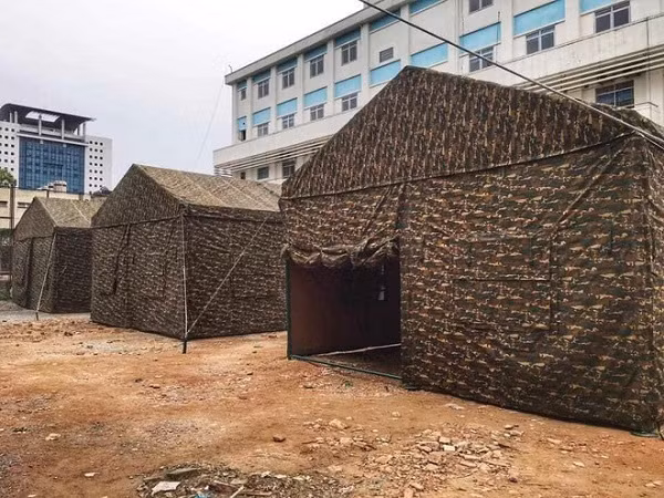 Bệnh viện dã chiến tại Bệnh viện Bạch Mai được xây dựng ngay trong đêm 28/3. Ảnh: BVCC.