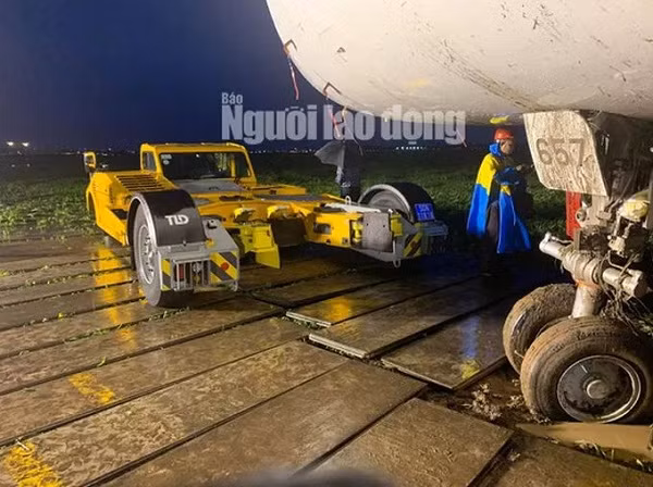 Theo đó, đội cứu hộ sử dụng những công cụ, phương pháp khá...thô sơ để ''giải cứu'' máy bay.