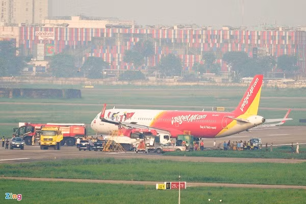 Lực lượng cứu hộ và các đơn vị liên quan ở sân bay Tân Sơn Nhất đã tham gia ''giải cứu'' máy bay bị trượt khỏi đường băng suốt từ chiều 14/6 đến sáng nay.