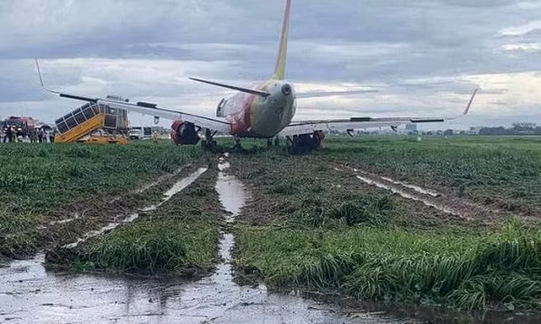 Trước đó, vào lúc 12h22 ngày 14/6, chuyến bay VJ322 hành trình từ Phú Quốc đến TP.HCM khi hạ cánh đã trượt ra khỏi đường băng và dừng lại trên bãi cỏ. Tại thời điểm hạ cánh, sân bay có mưa lớn, gió giật.