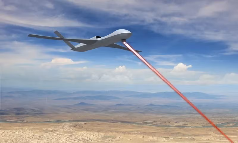 Hệ thống phòng thủ Laser năng lượng cao (HELLADS) là một hệ thống laser mới mà Lầu Năm Góc đã ủy quyền cho DARPA phát triển nhằm bảo vệ máy bay trước nguy cơ tấn công của các tên lửa đối không. Các chuyên gia cho rằng chùm laser có diện tích nhỏ nhưng cực kỳ mạnh mẽ này sẽ có thể đánh chặn và tiêu diệt hỏa lực của đối phương.