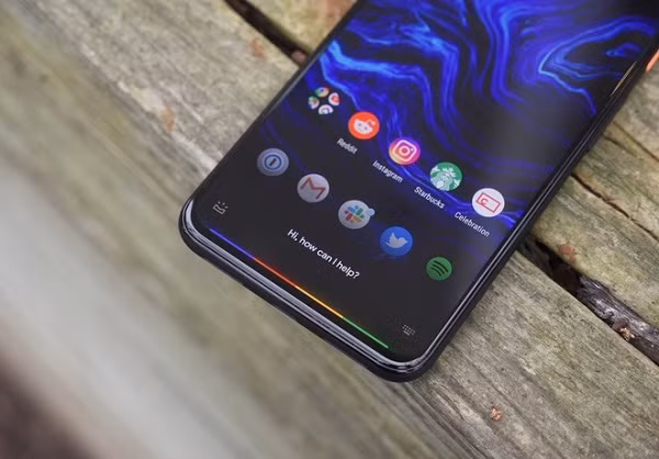 Trợ lý ảo Google Assistant của hệ điều hành Android thực hiện lệnh chính xác hơn Siri của ''Táo khuyết'', cũng như đưa ra các kết quả tìm kiếm đa dạng hơn do tận dụng được kho dữ liệu của Google. Ngoài ra nhiều người dùng nhận xét, câu gọi trợ lý ảo "OK , Google" dễ phát âm hơn "Hey, Siri".