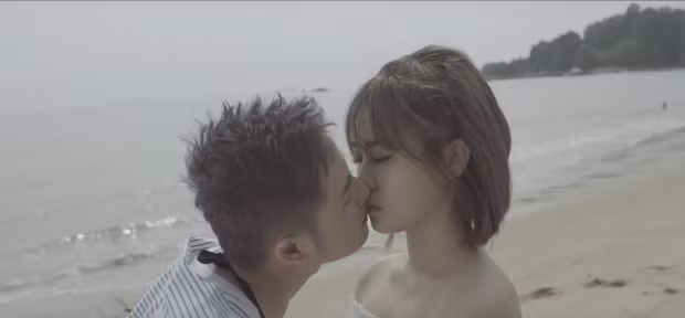 Trước đó, cô nàng cũng từng tham gia đóng MV "Người lạ thân quen" cùng Thanh Duy. Đây cũng là sản phẩm âm nhạc đầu tiên mà nam ca sĩ diễn cảnh hôn "người yêu" trên màn ảnh.