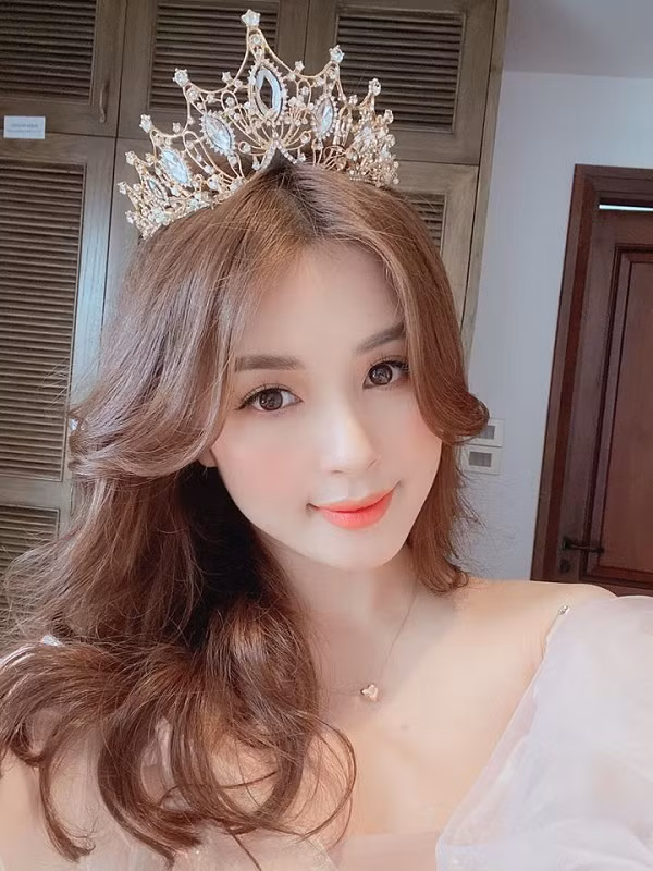 Tốt nghiệp Đại học Văn hóa Hà Nội, Thảo Nari hoạt động chủ yếu ở lĩnh vực diễn xuất, kinh doanh. Đến năm 2018, nhờ được một người chị cùng công ty hiện tại giúp đỡ, hotgirl Tuyên Quang chính thức bước chân vào nghề Streamer.