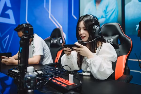Cô cũng được xem là một trong những bóng hồng nổi bật nhất trong làng thể thao điện tử Việt Nam.