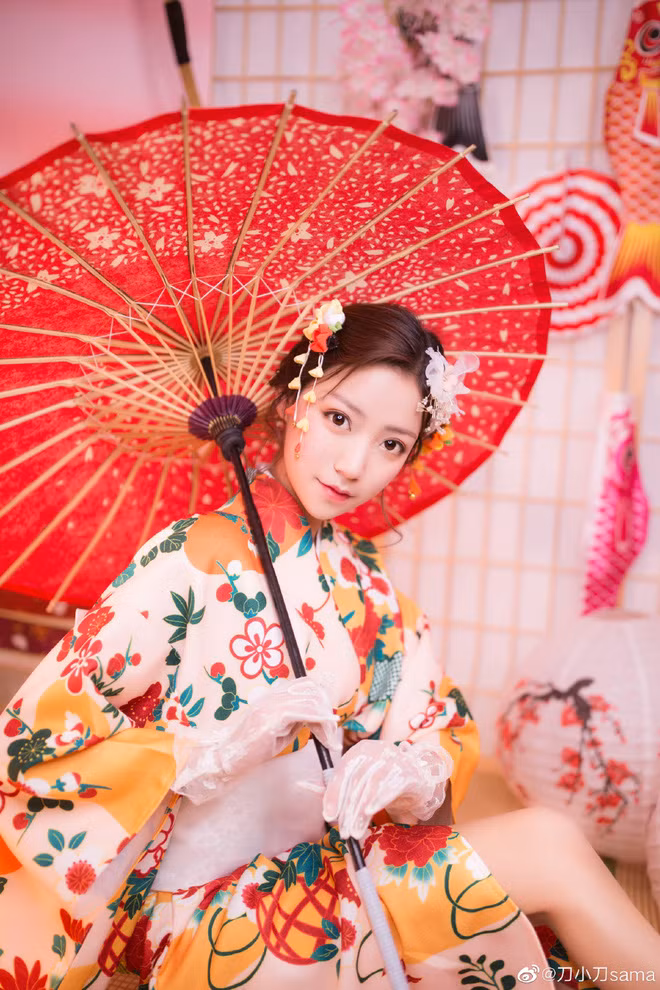 Tuy nhiên thì mới đây, nhiều người hâm mộ vô tình chia sẻ hình ảnh Tiểu Đao ngoài đời thực và bày tỏ sự thất vọng vì bị "vỡ mộng" nhan sắc với nữ thần.
