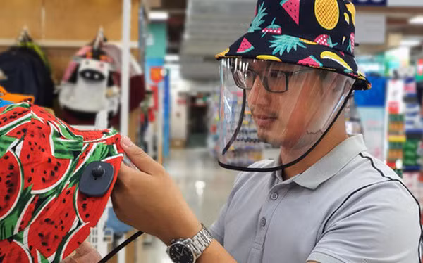 Qua quảng cáo của người bán, mặc dù loại mũ này xuất xứ từ Trung Quốc. Tuy không thể thay thế khẩu trang, nhưng có tác dụng giảm thiểu được sự lây lan dịch bệnh khi tiếp xúc hoặc đến chỗ đông người, nhất là khi nói chuyện trực tiếp.