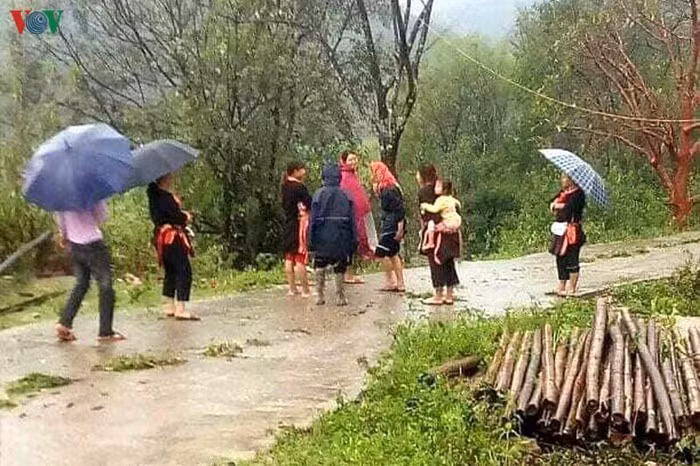Hiện chính quyền địa phương đang huy động lực lượng tổ chức tìm kiếm người mất tích, thống kê thiệt hại và giúp người dân khắc phục.
