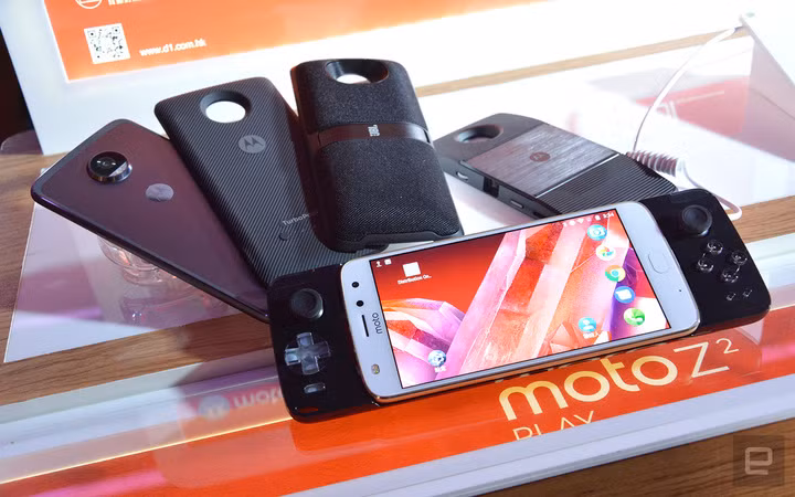 Phụ kiện mang tên Gamepad bổ sung tay cầm chơi game cho điện thoại Motorola. Ra mắt tháng 8/2017, đây là ý tưởng khá hay nhưng Moto cần thêm nhiều thứ đặc biệt hơn ngoài cụm phím chơi game để Gamepad có thể thành công.