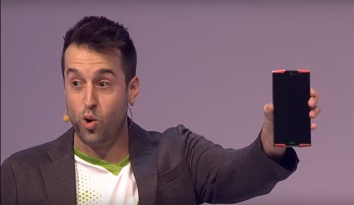 Trước ROG Phone khá lâu, người bạn "đồng hương" Acer đã trình làng smartphone chơi game vào tháng 9/2015 mang tên Predator 6. Cấu hình của Predator 6 lúc đó rất mạnh mẽ với vi xử lý MediaTek 10 nhân, RAM 4GB, màn hình 6 inch "HD" và 4 loa ngoài xung quanh mặt trước.