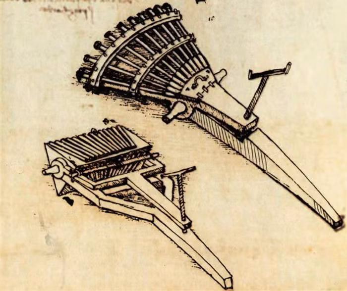 Da Vinci thiết kế 33 khẩu súng nhỏ gắn trên một khung quay. Xạ thủ có thể bắn vòng đầu tiên của vũ khí, sau đó xoay khung quay lại để bắn vòng tiếp theo gần như ngay lập tức. Mãi đến năm 1862, trong cuộc nội chiến Mỹ, vũ khí bắn liên thanh (Gatling Gun) mới được đưa vào sử dụng.