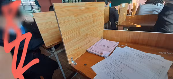 Một trường học ở Bình Phước trang bị vách ngăn cao vừa đủ bằng thân trên của học sinh, ngăn việc tiếp xúc trực tiếp giữa các học trò.