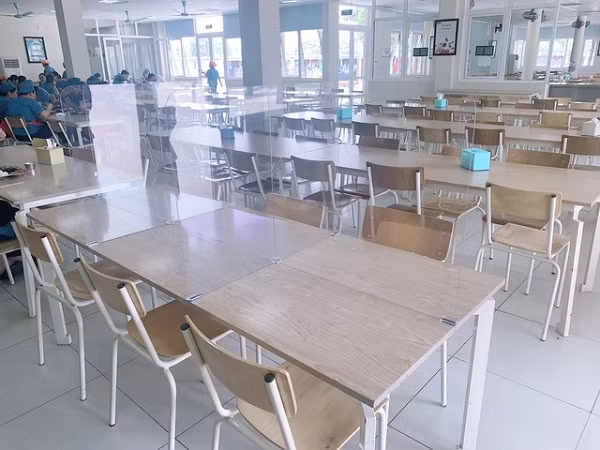 Những tấm kính mica kiên cố ngăn giọt bắn giúp các em học sinh và thầy cô giáo yên tâm hơn khi trở lại sinh hoạt chung sau chuỗi ngày giãn cách xã hội.