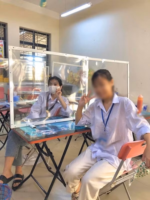 Học sinh các trường tỏ ra vô cùng hứng thú với cách phòng chống dịch và những hình ảnh độc đáo chỉ có trong mùa dịch này.