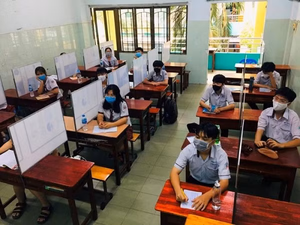 Các vách ngăn tuy an toàn nhưng cũng chính là ''kẻ thù'' của học trò bởi là vật cản trở, không thể...quay cóp khi tới giờ kiểm tra. "Thế cuối cùng là chống virus hay chống chép bài nhau đây. An toàn thật đấy nhưng khối học trò phải rén lắm đây", một tài khoản Facebook bình luận.
