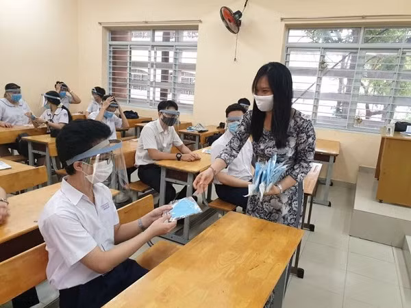 Các trường học cũng trang bị đầy đủ khẩu trang, mũ giọt bắn và yêu cầu học sinh sử dụng trong suốt thời gian ngồi trong lớp học.