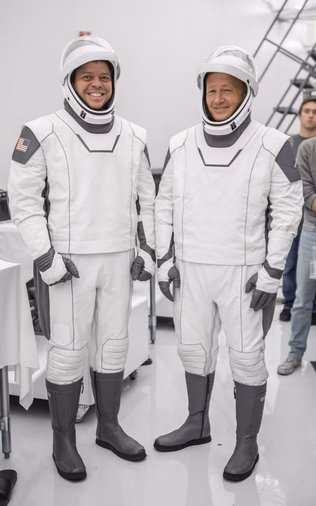 Bob Behnken (trái) và Doug Hurley tại một buổi huấn luyện chung của NASA và SpaceX vào ngày 31/7/2019. Hai phi hành gia được thử nghiệm phóng giả lập trong một phiên bản của SpaceX Dragon. Đội cũng mô phỏng một số kịch bản khẩn cấp.