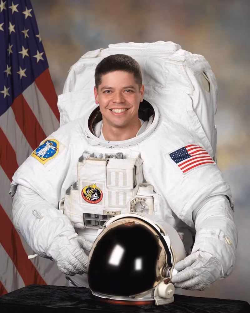 Phi hành gia Bob Behnken vào năm 2007, trong bộ đồ vũ trụ phiên bản cũ Extravehicular Mobility Unit (Đơn vị Di động Phương tiện ngoài không gian - EMU) của NASA.
