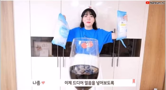 Sau khi đã hoàn thành phần cốt, nữ Youtuber quyết định đổ đá vào chiếc cốc