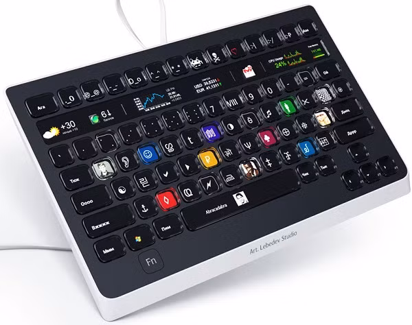 Bàn phím tùy chỉnh Optimus Popularis nhìn qua tựa như một chiếc máy tính bảng phiên bản không cảm ứng. Bàn phím này được thiết kế siêu mỏng và hiển thị thông tin rất tốt, có thể cài đặt dựa trên nghề nghiệp của người dùng.