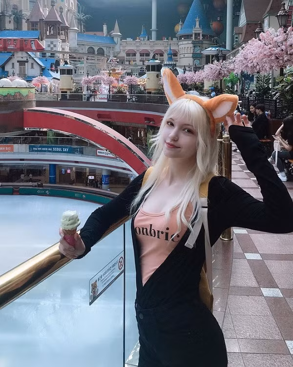 Sylchasie cũng thường xuyên cosplay các nhân vật ưa thích trong chính loạt tựa game mà cô tham gia.