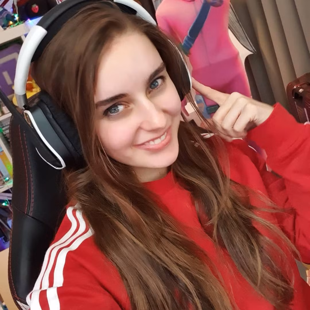 LoserFruit là nữ streamer tiếp theo sở hữu lượng fan đông đảo, cô nàng sinh ra ở Melbourne, Australia, tốt nghiệp cử nhân báo chí tại Đại học RMIT vào năm 2013.
