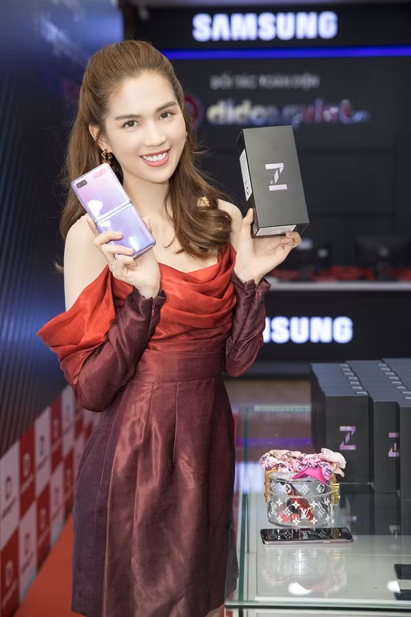Với vẻ ngoài nhỏ gọn, thiết kế thời thượng giống như hộp phấn, Galaxy Z Flip vừa vặn trở thành món đồ trang sức sang trọng cho phái nữ, đặc biệt là những người nổi tiếng thường xuyên đi du lịch, tham dự sự kiện như Ngọc Trinh.