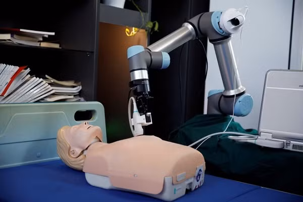 Các nhà nghiên cứu hàng đầu Trung Quốc thiết kế thành công loại robot có thể cứu sống rất nhiều bệnh nhan trong đại dịch bằng cách thay bác sĩ thực hiện thăm khám, theo dõi bệnh nhân.