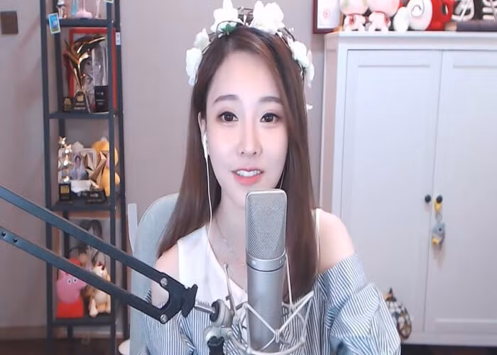 Cô nàng Timo không chỉ là một caster (Bình luận viên) mà còn là streamer LMHT nổi tiếng trên nền tảng DouYu với hơn 20 triệu người hâm mộ. Mạng xã hội Weibo của cô nàng cũng có đến 10 triệu lượt theo dõi.