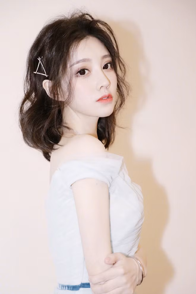 Nữ streamer "đa zi năng" này cũng đã lấn sân showbiz khi cô nàng phát hành album ca nhạc nhằm đánh dấu bước chuyển của mình.